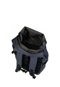 Mochila azul marino con diseño de cierre enrollable, bolsillo interior con cremallera y correas acolchadas. Fabricada con un tejido duradero con acentos de malla.