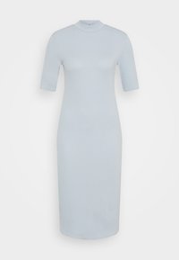 Vestido midi azul claro, canelado, com um decote alto e mangas curtas, apresentando um silhueta ajustada e uma textura suave.