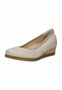 Scarpa moda in suede beige con zeppa e punta arrotondata, decorata con un accent in sughero texturizzato sul tallone. Suola in gomma flessibile con dettagli antiscivolo. L'interno presenta delle perforazioni.