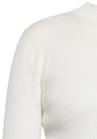 Gestreifter Strickpullover in Weiß mit hohem Kragen und langen Ärmeln. Die Textur hat ein weiches, dehnbares Finish mit subtilen diagonalen Linien.