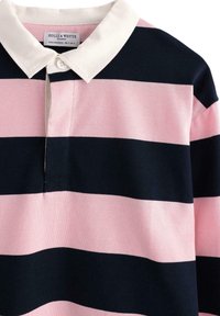 Lyserød og navy stribet polo skjorte lavet af blødt stof, med en hvid krave og knaplukning, i en afslappet og behagelig pasform.