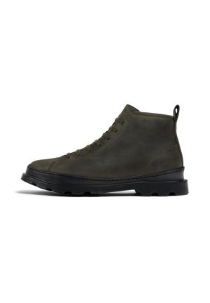Stivali alti in suede verde oliva, con suola in gomma nera, punta rotonda e cuciture a contrasto lungo le cuciture.