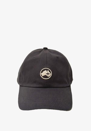 Gorra de algodón negra con visera curvada y logotipo circular bordado que representa un mapa con una estrella. Presenta detalles cosidos en la visera.