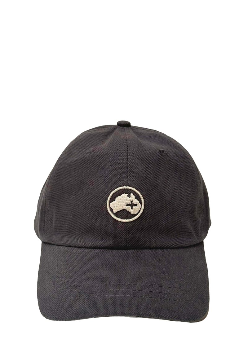Gorra de algodón negra con visera curvada y logotipo circular bordado que representa un mapa con una estrella. Presenta detalles cosidos en la visera.