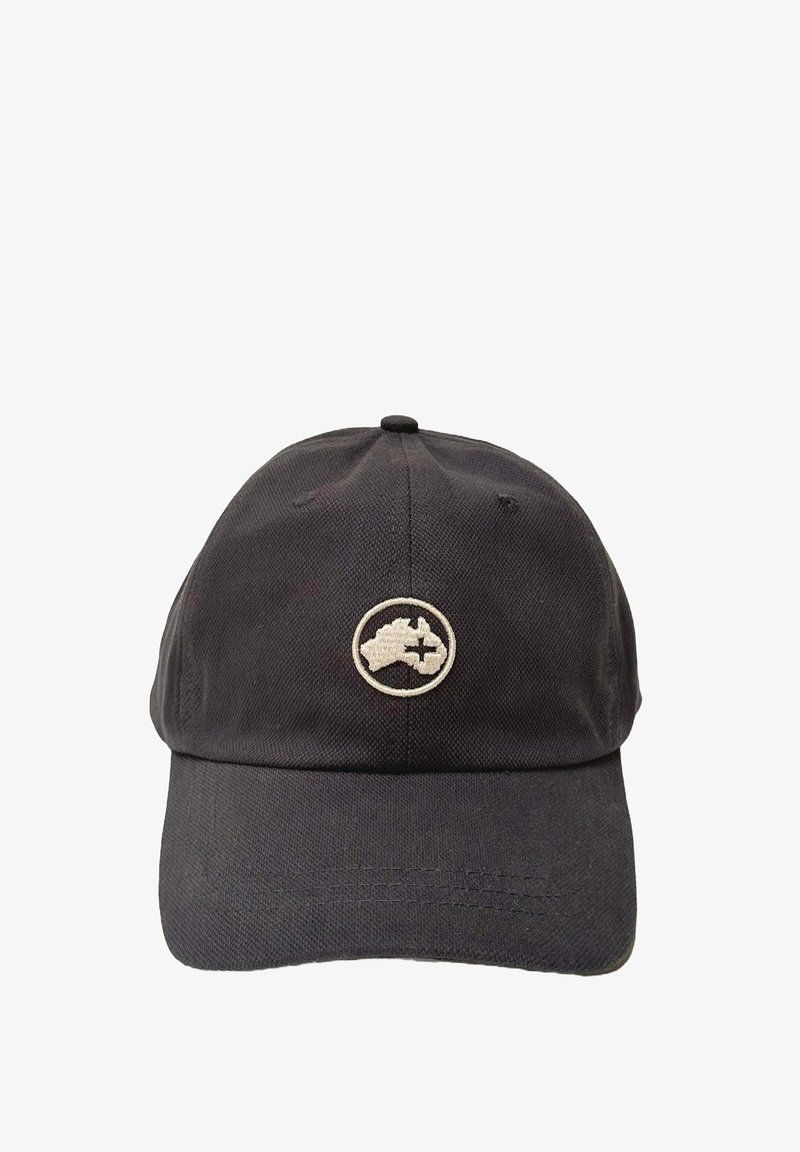 Gorra de algodón negra con visera curvada y logotipo circular bordado que representa un mapa con una estrella. Presenta detalles cosidos en la visera.