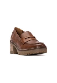 Mocasín de cuero marrón con una correa ancha y detalles de costura. Tacón cuadrado con un diseño texturizado que imita la madera y suela de goma para mayor tracción.