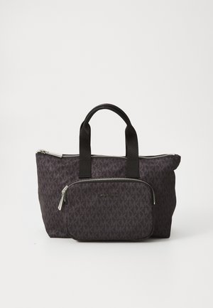 Schwarze und dunkelgraue Michael Kors Tote-Tasche mit durchgehendem MK-Logo-Muster, zwei Griffen, vorderer Reißverschlusstasche und oberem Reißverschlussverschluss.