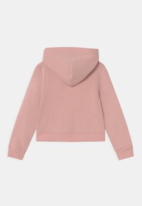 Růžová zkrácená mikina s kapucí na stahování, žebrovanými manžetami a lemem. Hladká textura s čistým, minimalistickým designem.