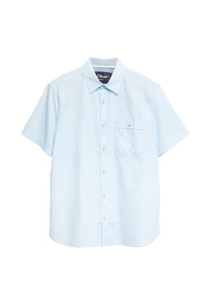 Jasnoniebieska koszula z krótkim rękawem, zapinana na guziki, z kołnierzykiem i pojedynczą kieszonką na piersi zapinaną na guzik.