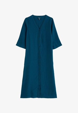 Ciemnoturkusowa sukienka do kolan z dekoltem w serek, rękawami do połowy ramienia i zapięciem na guziki z przodu, biegnącym od szyi do dołu sukienki.