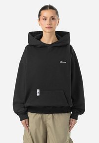 Svart huva sweatshirt i bomullsblandning med en framficka, ribbade muddar och en liten logotyp på bröstet.