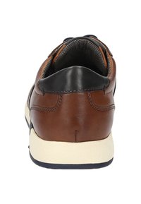 Bruine leren schoen met een zwart leren accent, crèmekleurige tussenzool, ronde neus en een gestructureerde binnenvoering, ontworpen voor comfort en duurzaamheid.