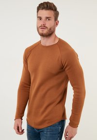 Buratti REGULAR FIT - Pulover - snuff