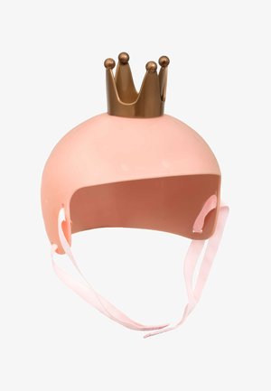 Roze plastic helm met een afgeronde vorm, voorzien van een gouden kroon bovenop en een roze verstelbare band aan de zijkant.