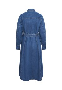 Denim jurk met lange mouwen en een ceintuur in de taille, met een rechte snit, kraag en knoopsluitingen bij de mouwen, in een middelblauwe wassing.