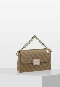 Bruine synthetische handtas met een gewatteerd patroon, zilveren kettinghandvat en een voorste sluiting met een merklogo. Vlakke rechthoekige vorm.