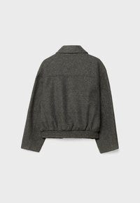 Veste en laine gris foncé avec manches longues, col large et taille élastique vue de dos sur un fond clair.