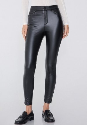 FIVE-POCKET IN BESCHICHTETER OPTIK - Pantaloni - black