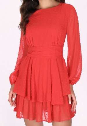 Rotes langärmeliges Kleid mit strukturierten Polka-Dots, taillierter Taille, gestuftem Rock und transparentem Stoff an Ärmeln und unterem Rock.