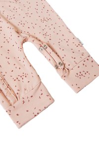 Lyserød bomuldsheldragt med små røde fuglemønstre, med tryklåse ved skridtet og manchetter, der tilbyder en blød tekstur.