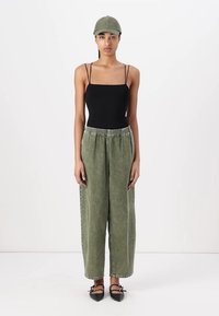 American Vintage UZATOWN - Calças de ganga de corte relaxado - olive