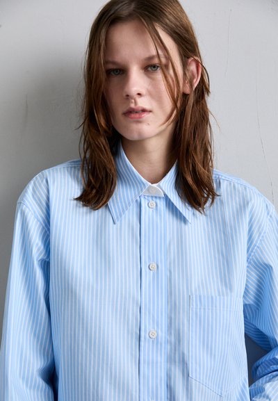 Victoria Beckham CROPPED LONG SLEEVE - Button-down blouse - marina/white