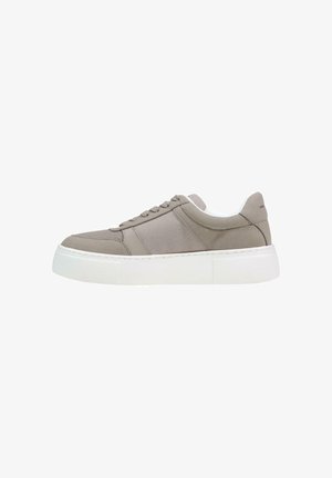 Sneaker grigio chiaro basso con chiusura frontale con lacci, tomaia in suede e mesh, e suola piatta bianca spessa.