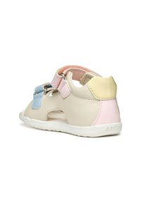 Sanda ligera para niños con respaldo cerrado, decorada con acentos en rosa, azul y amarillo, dos correas ajustables y orificios transpirables.
