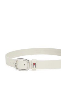 Ceinture en cuir blanc avec une boucle métallique argentée, comportant un petit logo rouge, blanc et bleu près de la boucle. Texture lisse.