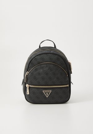 Zaino nero con texture, dotato di doppie cerniere, hardware dorato e un accento a forma di triangolo. Presenta una forma arrotondata e una maniglia superiore.