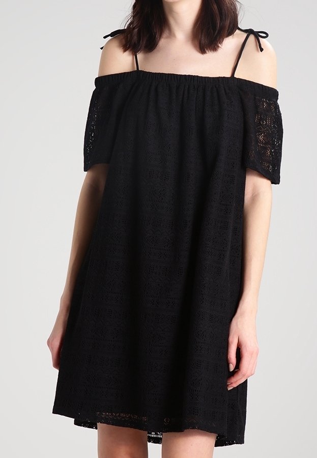 Schwarzes, schulterfreies Kleid aus strukturiertem Stoff, mit elastischem Halsausschnitt und kurzen Ärmeln. Hat eine ausgestellte Silhouette und einen knielangen Saum.