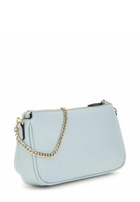 Borsa a tracolla di colore azzurro chiaro realizzata in materiale texturizzato, con tracolla in catena dorata e chiusura a zip, dal design rettangolare e elegante.