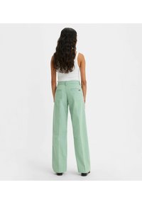 Wijdvallende broek in lichtgroene katoen, met een hoge taille, achterzakken en subtiele logo-details. Soepele textuur met een ontspannen pasvorm.