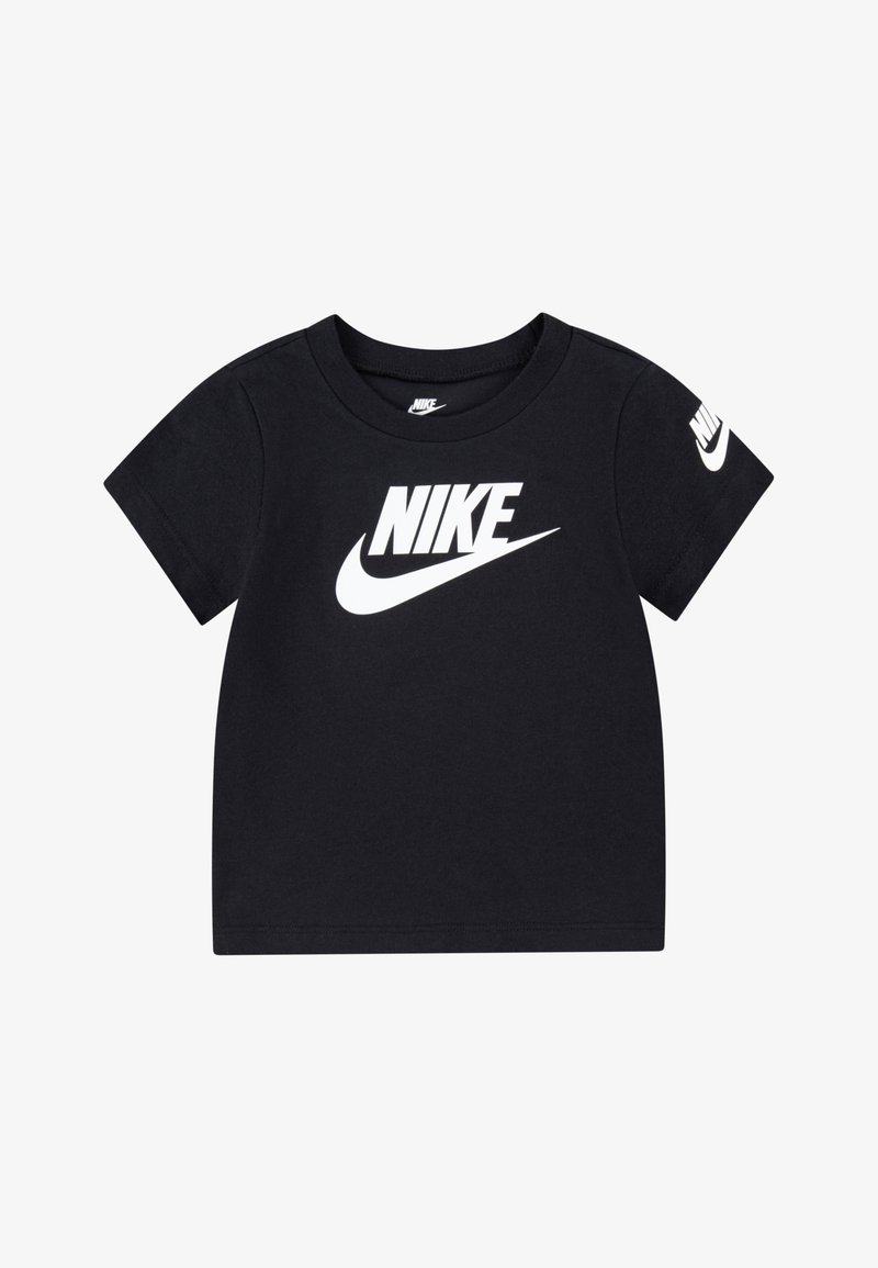 T-shirt de algodão preto com mangas curtas, apresentando um grande logotipo branco "NIKE" e o swoosh na frente, e um logotipo menor na manga direita.