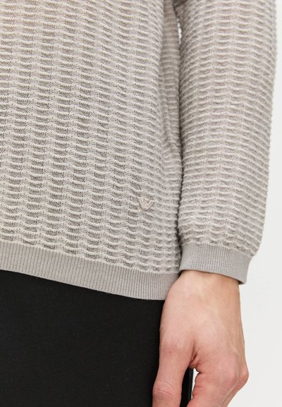Pulover tricotat de culoare gri deschis, cu un model texturat, manșete ribbate și un logo mic în partea inferioară din față. Material moale și respirabil.