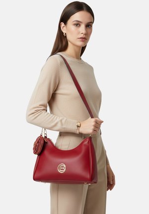 Borsa a mano rossa in pelle con forma curva, dettagli in metallo dorato e un accento floreale sul lato. Presenta una tracolla per il trasporto.