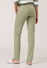 Hellgrüne, gerade geschnittene Jeanshose mit fünf Taschen und einer mittelhohen Taille. Abgerundet mit dezenten Nähdetails und einem klassischen Design.