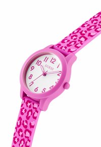 Rosa Silikon-Uhr mit weißem Zifferblatt, auffälligen rosa Zahlen und einem Leopardenmuster-Armband. Verfügt über ein rundes Gehäuse und eine passende Krone.
