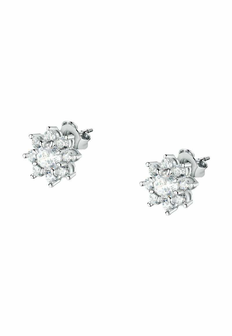 Orecchini a stud in argento con un design floreale, caratterizzati da una pietra centrale rotonda circondata da pietre rotonde più piccole, creando un effetto scintillante.