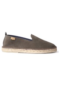 Hallid hallist nahast espadrillid, millel on jute rope tald, sinine sisekülg ja minimaalne õmblus. Külje peal on väike brändi silt.