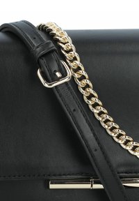 Borsa a tracolla in pelle nera con catena dorata, caratterizzata da una texture liscia e forma rettangolare. Il hardware include un gancio metallico.