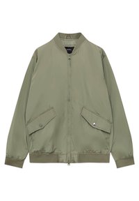 Giacca bomber verde oliva in tessuto leggero e liscio, con chiusura frontale a zip, polsini a costine e due tasche a scatto angolari.