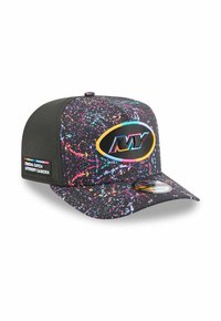 Snapback-Cap mit schwarzem Grund und mehrfarbigen Spritzmustern. Gesticktes Logo in der Mitte und seitlicher Teil mit Textdetails.