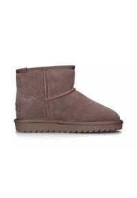 Stivaletti in suede marrone con punta arrotondata, dettagli cuciti e suola in gomma rigata. Interno foderato per comfort e calore.