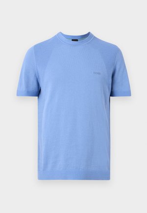 Ανοιχτό μπλε πλεκτό κοντομάνικο πουκάμισο με στρογγυλή λαιμόκοψη και διακριτικό λογότυπο "BOSS" στο στήθος, εμφανίζεται σε απλό φόντο.