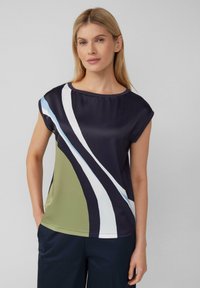 Kurzarm-Bluse mit einem mehrfarbigen Wirbelmuster in Marineblau, Gr�ün, Weiß und Hellblau auf glattem Stoff.