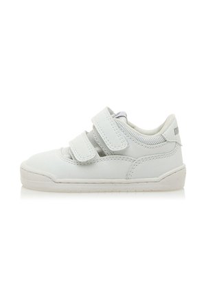 Witte synthetische leren sneaker met twee klittenbandsluitingen, ronde neus, inzetstukken van gaas en een textuurzool voor grip en ondersteuning.