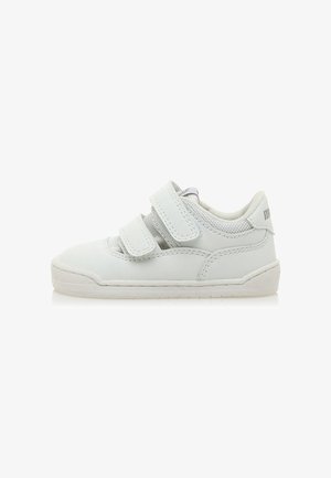 Sneaker en cuir synthétique blanc avec deux sangles Velcro, bout rond, accents en maille et semelle texturée pour l'adhérence et le soutien.