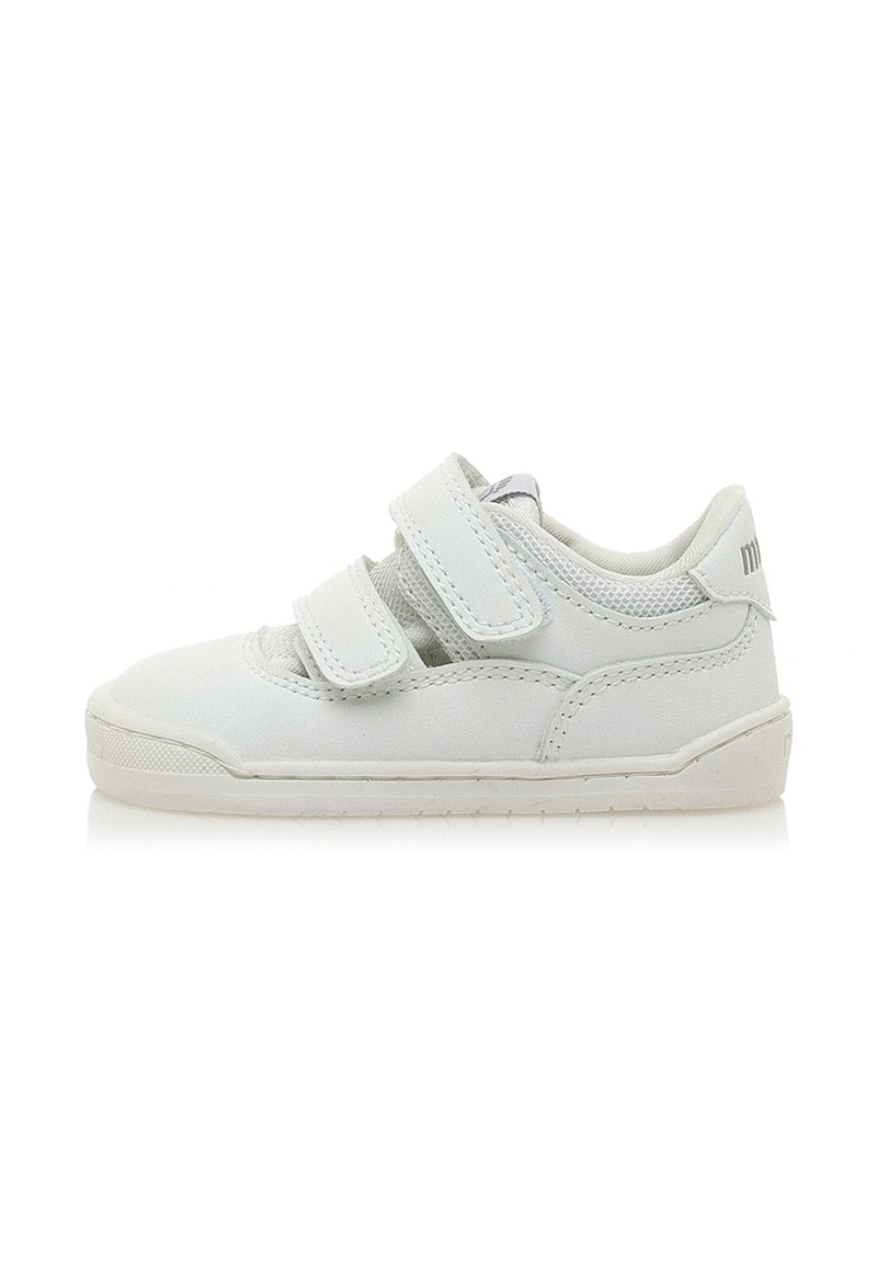 Weiße synthetische Ledersneaker mit zwei Klettverschlüssen, runder Zehenpartie, Netzakzenten und strukturiertem Sohle für Grip und Unterstützung.