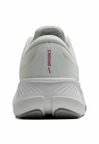 Scarpa atletica bianca con tomaia in rete testurizzata, suola ammortizzata e logo "Brooks" rosa sul tallone. Presenta un design arrotondato ed ergonomico.